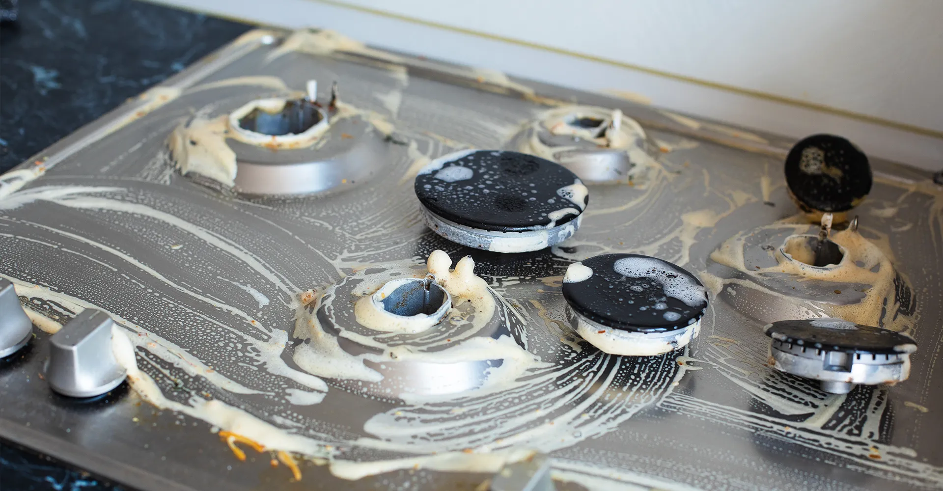 Imagem ilustrativa para o artigo Veja dicas para limpeza de fogão: como tirar gordura, resolver boca entupida e deixá-lo brilhando da Maria Brasileira